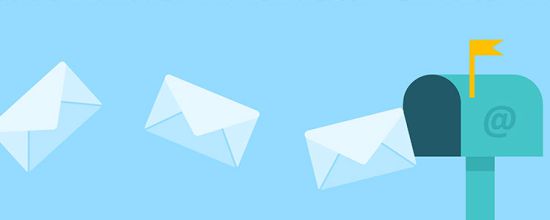 Mailbox waar enveloppen uit vliegen