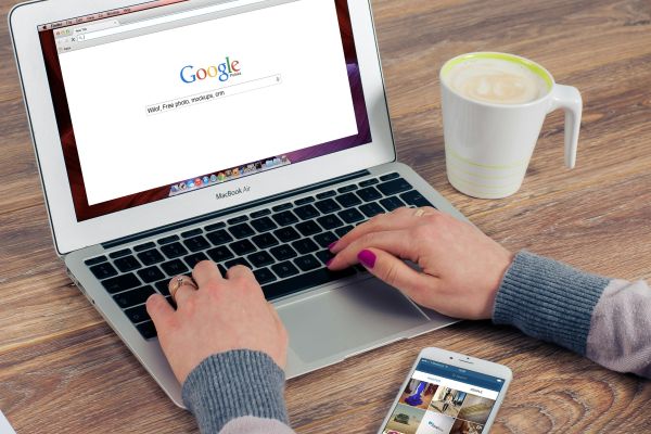 Vrouw zit achter laptop en bekijkt haar vindbaarheid in Google